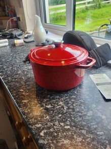 Cast iron pot