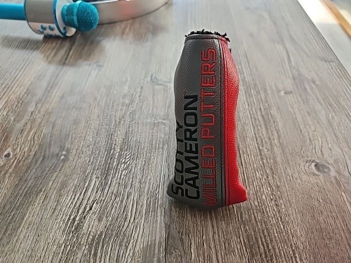 Scottie Cameron putter headcover