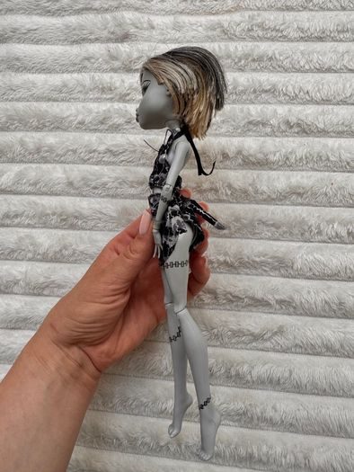 Mattel Monster High Skull Shores 2008 Black and White Frankie Stein Glue Hair Legs a bit loose (between body and legs) Used Please see photos