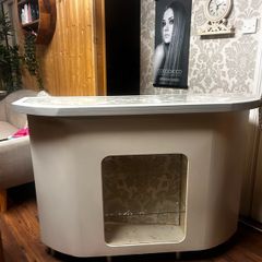 salon reception desk