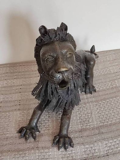 Large sculpture of bronze Lion.Weight: 7.450 kg
