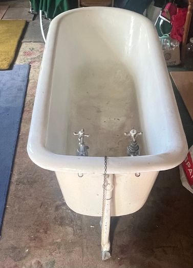 Elegant Antique Original Cast-Iron Bath (6ft)