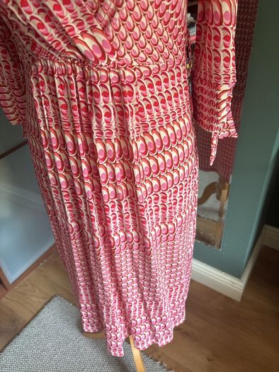 Free Post today ONLY- Avoca Anthology Multi Coloured Pink Faux Wrap Dress with flattering neckline- Size 2 and Free Necklace