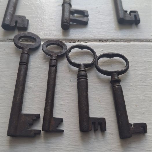 7 Antique Skeleton Keys