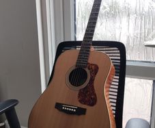 Guild D-240E Limited Edition Solid top acoustic guitar