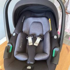 New born Maxi Cosi car seat + two isofix 360 bases
