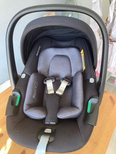 New born Maxi Cosi car seat + two isofix 360 bases