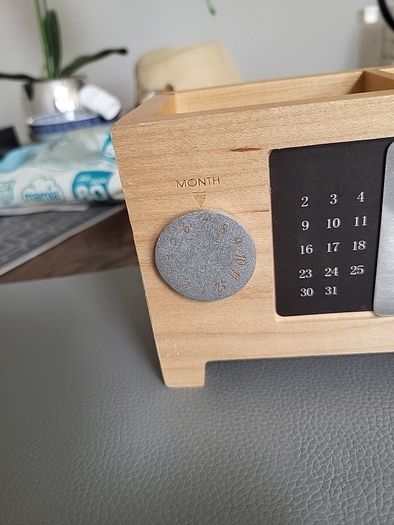 Desk tidy with calender