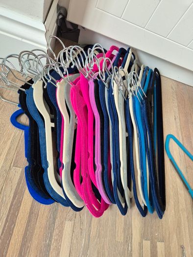Clothes hangers, Velvet and plastic