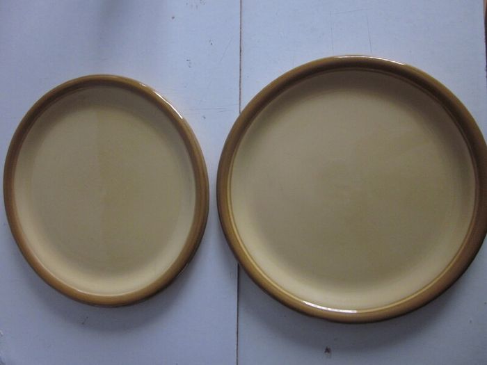 Vintage  1970s Granville design TG Green retro stoneware glazed plates. The plates are as follows- six 10.5" plates (4 in very good condition; 2 have very minor scrapes)--six 9.5" plates ( 3 in very good condition ; 1 chip on base; 2 marks on front and ch