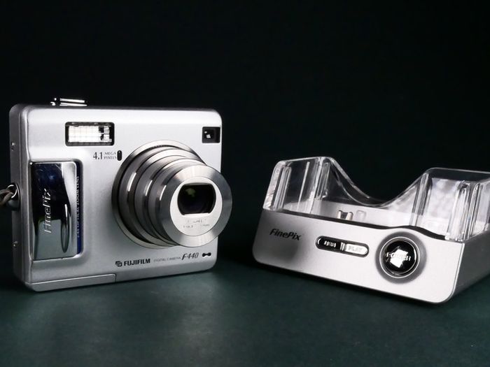 FUJIFILM FinePix F440 Digital Camera 4megapixel