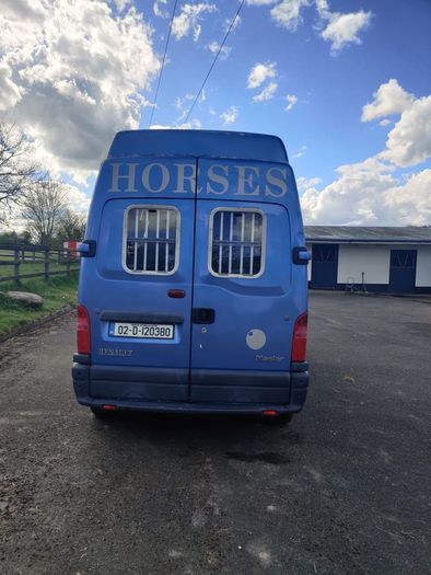 02 horse van
