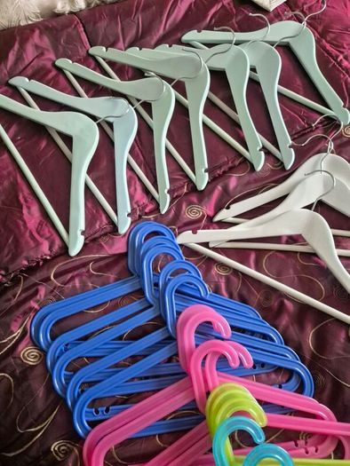 Childrens Hangers 10 x Wooden, 20 x Plastic, 30 in total