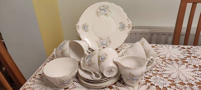 21 pcs Very pretty Vintage Royal Stuart Teaset Pale blue and pink flowers