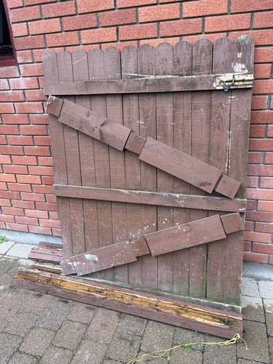 Free side gate