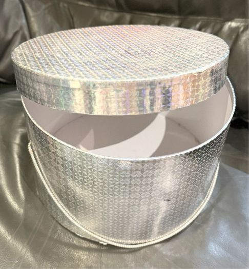 Hat box metallic silver.