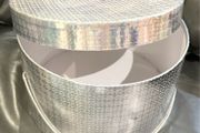 Hat box metallic silver.