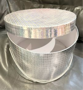 Hat box metallic silver.