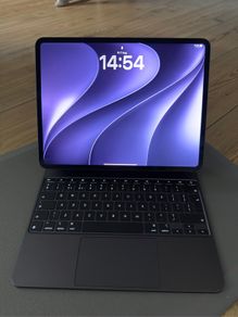 iPad M4 Pro 13 inch + Magic Keyboard + Pencil Pro + Apple Smart Folio