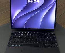iPad M4 Pro 13 inch + Magic Keyboard + Pencil Pro + Apple Smart Folio