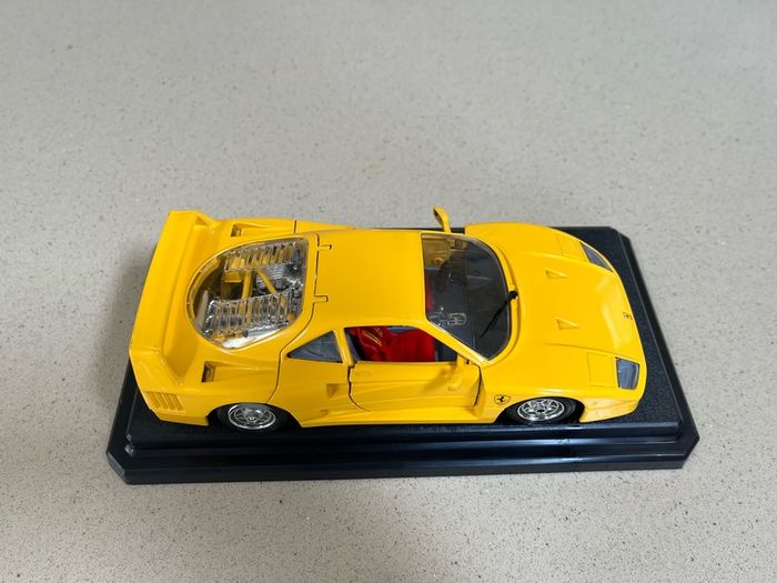 Ferrari F40 1/24 Burago