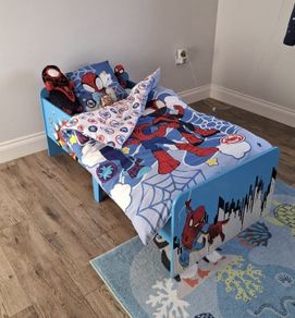 Spiderman toddler bed with bedding