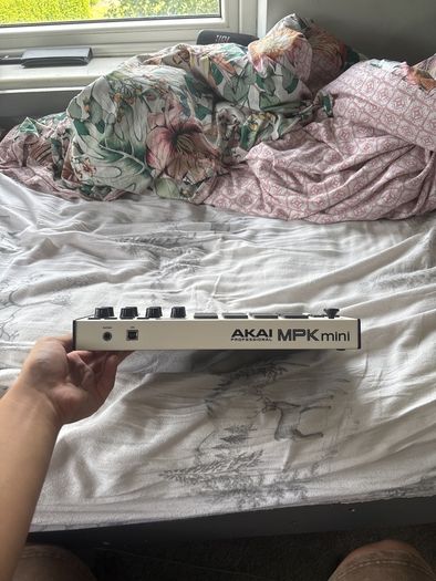 Akai mpk mini mk3 midi controller