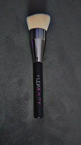 Huda beauty buff & blend makeup brush