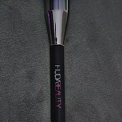 Huda beauty buff & blend makeup brush