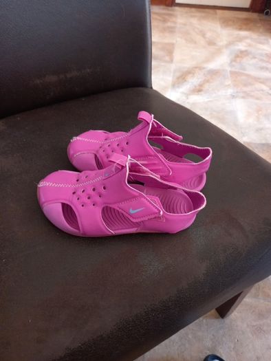 Nike girl's sun slippers, size 10