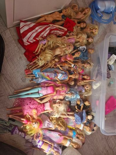 Barbie house, dolls and accessories