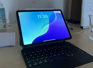 iPad Air 5th Gen 64GB + Magic Keyboard + Apple Pencil