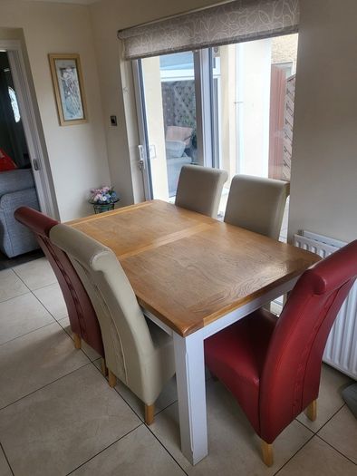 Extendable Dining Table with 6 chairs