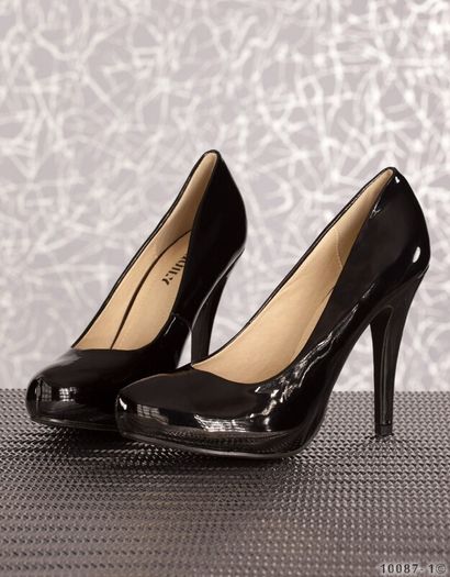 black lacquered heels size uk 2