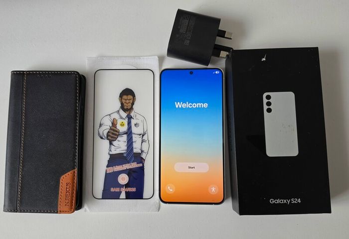 Samsung Galaxy S24 - Mint 10/10 - Full Premium Bundle (no Scratches)