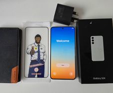 Samsung Galaxy S24 - Mint 10/10 - Full Premium Bundle (no Scratches)