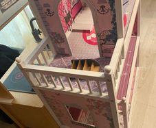 Child play house & ' but the play house does need a small bit put back on as  a pice came of it when I over lift it