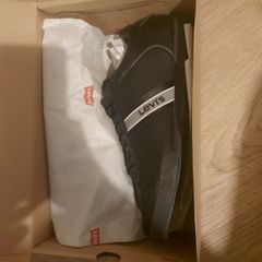 Original New boxed Levis leather shoes Size 10 UK 44 Eu