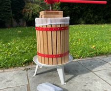 18L manual apple press