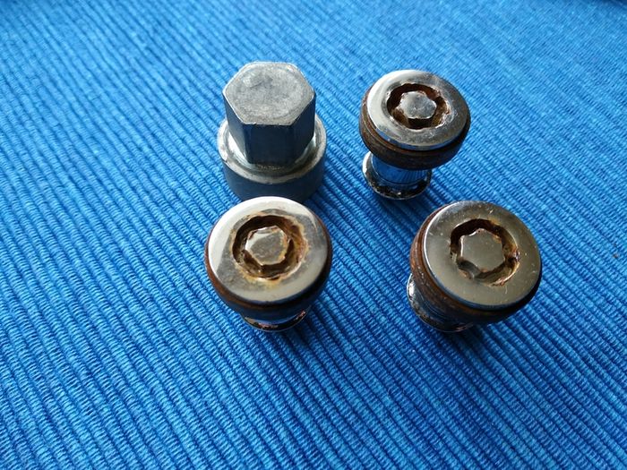Locking Wheel Nuts and Removal Key for Volvo S40
