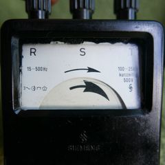 Vintage Siemens & Halske Drehfeld-Richtungsanzeiger, which is a German three-phase rotary field indicator