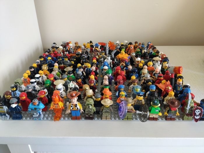 LEGO Collection (2011-2018) Mixed Figures & Bricks, Blue Ninjago NRG Zane figure with his spinner.