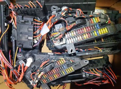 Bmw 5 Series E60 E61 Rear Power Distribution Fuse Box 6906618