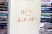 Die Technik Des Klavierspiels by Jozsef Gat (The Technique of Piano Playing) (LP214)