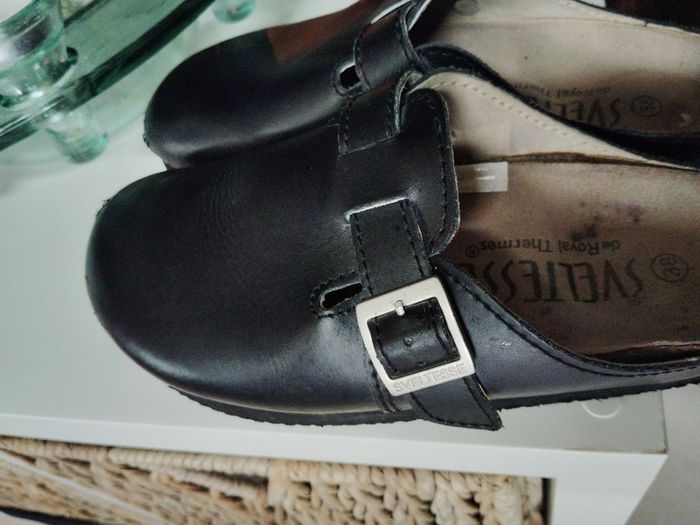 Leather clogs