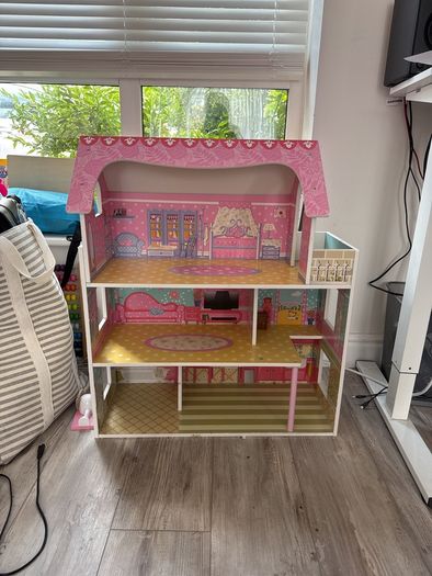 Wood doll house great condition