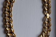 A striking and stylish vintage gold-tone necklace.