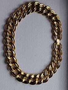 A striking and stylish vintage gold-tone necklace.