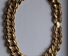 A striking and stylish vintage gold-tone necklace.