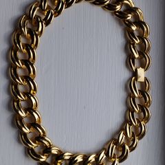 A striking and stylish vintage gold-tone necklace.